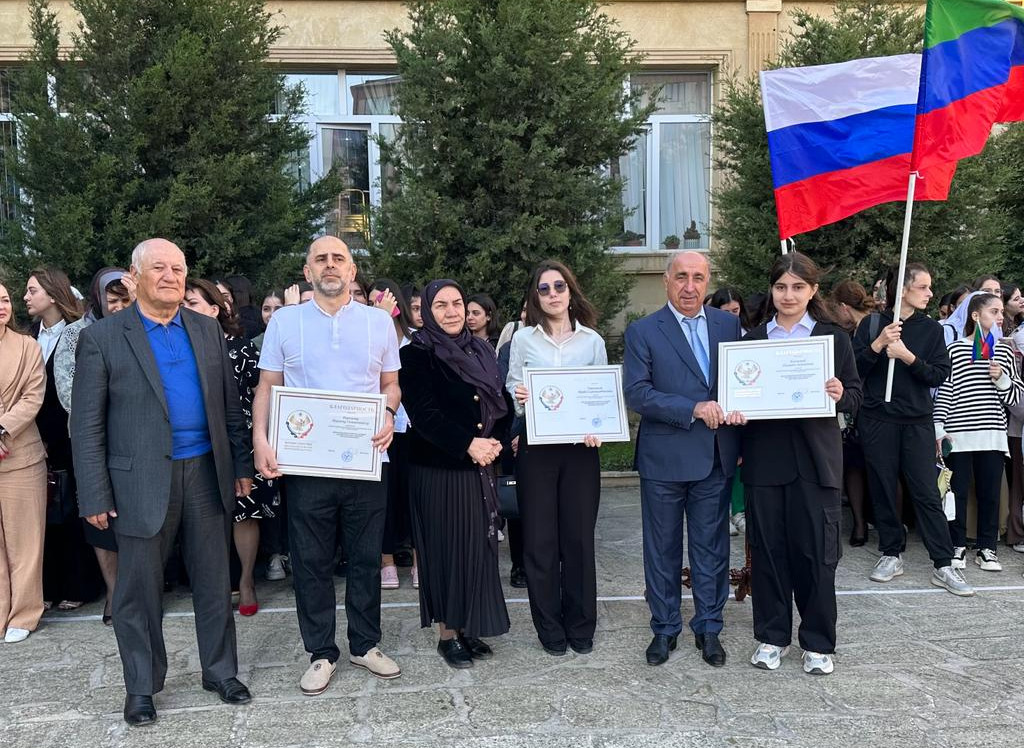 Торжественная церемония поднятия государственных флагов РФ и РД прошла в Дербентском колледже